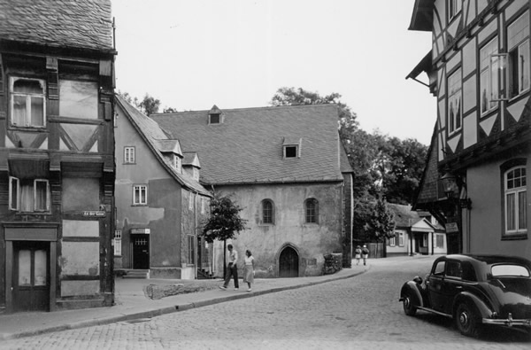 Clauskapelle und Bergstraße 41 in Goslar mit der Schuhmacherwerkstatt Oberle