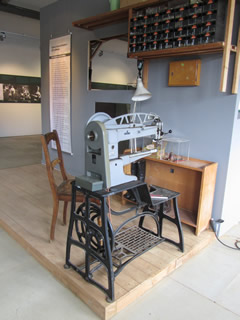Adlernähmaschine aus der Schuhmacherwerkstatt Oberle in der Ausstellung