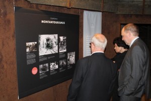 Familie Klähn und Herr Lenz betrachten die Fotografien, die Jochen Klähns Vater in st. Andreasberg zeigen
